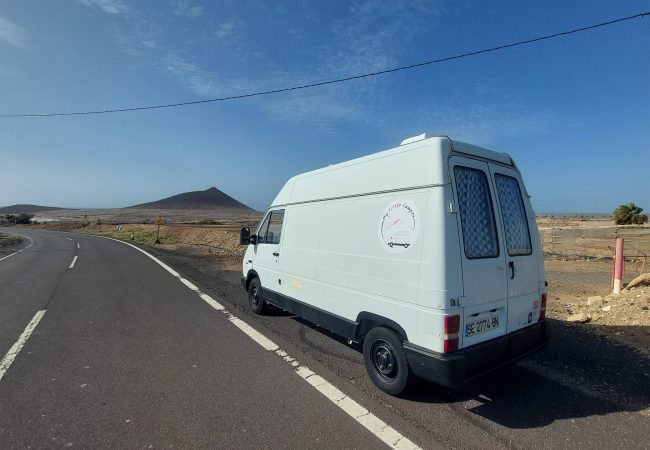 montaña roja y furgo